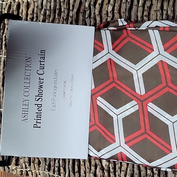 Ashley Collection Shower Curtain, NEW - Picture 3 of 4